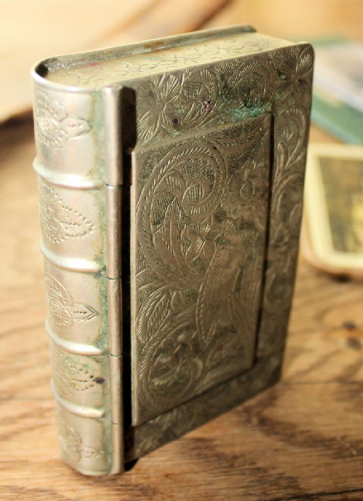 Indische Schmuckschatulle Buchform  Schlagmetall silberne Schmuckschatulle in Buchform, gehmmertes Metallblech, indisch