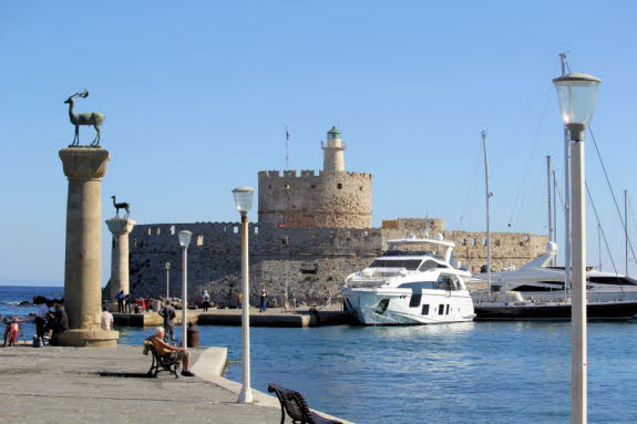 Die berreste der Festung gios Niklaos ganz am Ende der Mole des Mandraki-Hafens von Rhodos-Stadt mit den Wappen der Johanniter und des Herzogs von Burgund