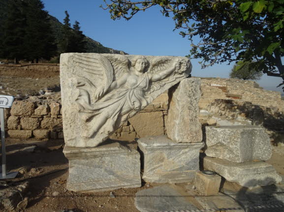 Die Sigesgttin Nike: Reliefbild in fliegender Haltung. In der linken Hand hlt sie einen Lorbeerkranz. Sie stammt aus der rmischen Periode und wurde unter den Ruinen am Domitianplatz gefunden.
