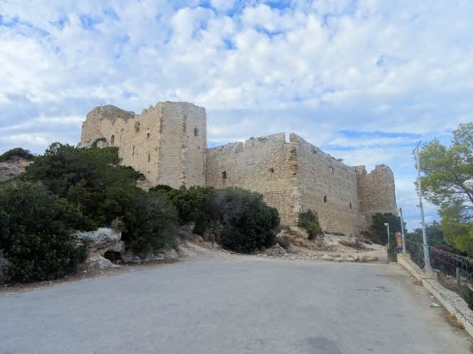 Feraklou  ist eine Burg, die in der Gegend von Malona auf einem 85 m hohen Hgel zwischen den Strnden von Agia Agathi und Haraki auf Rhodos erbaut wurde. Sie ist auch als Faraklenon-Schloss bekannt. Der Hgel erhielt seinen Namen aufgrund der Kargheit de€