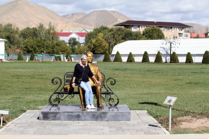 Fr Tschingis Aitmatow, den kirgisischen Nationaldichter, gab es keinen schneren Platz. Der Yssykkl war fr ihn der Ort, "an dem sich Wasser und Himmel berhren". Hier steht sein Denkmal, hie fhrt sein berhmter Weier Dampfer.