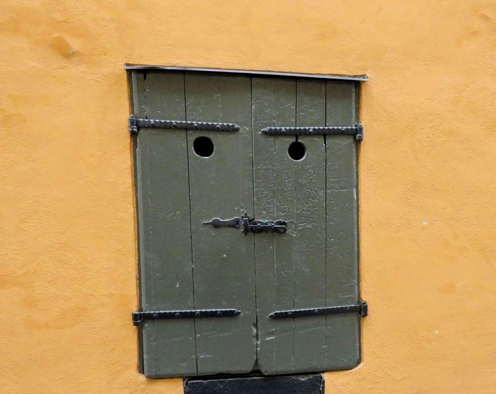 Bretterladen als Gesicht
