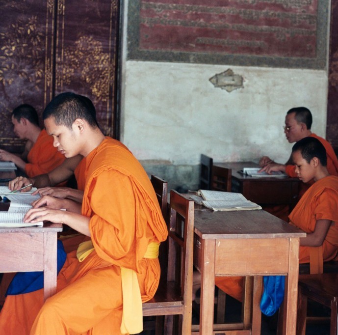 Thailand  - Lesende Mönche