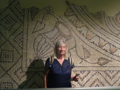 Das Mosaik ist mindestens wandhoch, also kein kleines Fragment.  Es handelt sich um ein komplexes, mehrzoniges Ornamentfeld. Die Muster sind symmetrisch, pr�zise und hochwertig gearbeitet.