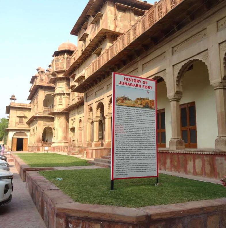 Das abgebildete Geb�ude ist das Junagarh Fort in Bikaner, Rajasthan, Indien. Es ist eine der wenigen gro�en Festungen in Indien, die nicht auf einem H�gel, sondern in der Ebene errichtet wurde. 