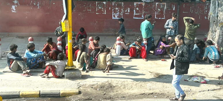 1. Kinder von Fl�chtlingen: Rechtlicher Status: Nicht automatisch gesch�tzt, kein Anspruch auf indische Staatsb�rgerschaft, h�ufig nur beim UNHCR registriert - Konkrete Folgen: Bildung: kein garantierter Schulzugang, oft nur: informelle Lernzentren oder N