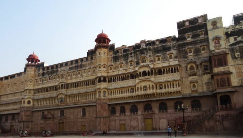Geschichte des Junagarh Fort: Der Bau des Junagarh Forts begann 1588 unter der Herrschaft von Raja Rai Singh, dem sechsten Herrscher von Bikaner und einem General in der Armee des Mogul-Kaisers Akbar. Es wurde 1593 fertiggestellt. Im Laufe der Jahrhundert