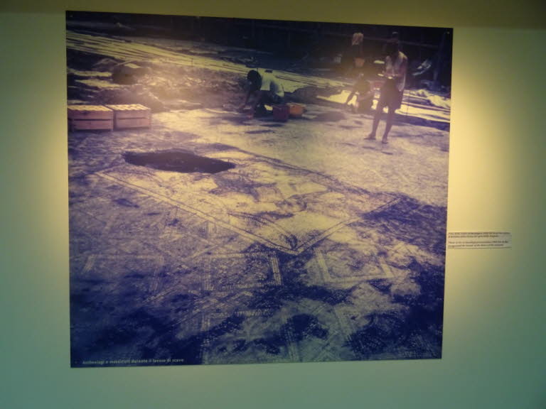 Foto der arch�ologischen Ausgrabung (1988�89), die die Reste einer Domus mit Mosaikboden freilegte.Eine Angabe �Foto dello scavo archeologico 1993�94� bedeutet, dass der betreffende Bereich 1993�1994 arch�ologisch ausgegraben wurde. Das ist wichtig, weil 