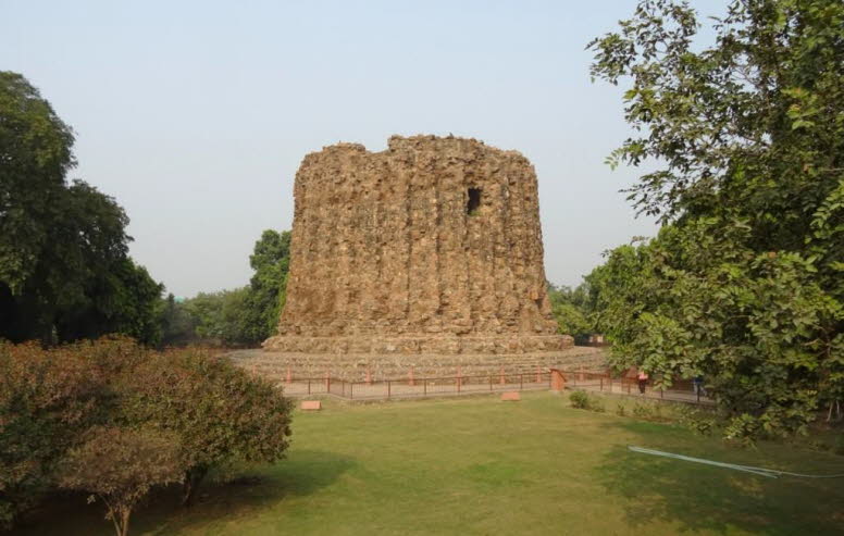 Das Bild zeigt die Alai Minar, einen unvollendeten Turm im Qutb-Komplex in Delhi, Indien. Der Bau wurde von Sultan Alauddin Khalji im fr�hen 14. Jahrhundert begonnen, der einen Turm errichten wollte, der doppelt so hoch wie der nahe gelegene Qutb Minar se