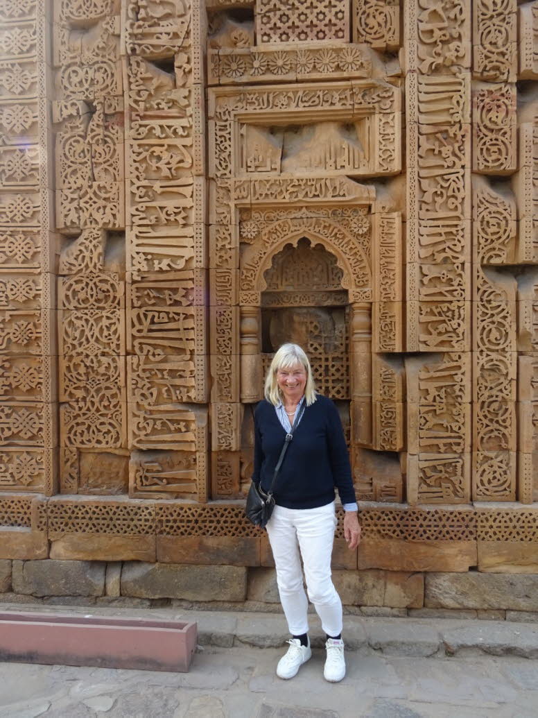 Das Bild zeigt die kunstvoll geschnitzten Wand des Qutb-Komplexes in Delhi, Indien. Der Bau des Turms begann 1199 n. Chr. und markierte den Beginn der muslimischen Herrschaft in Indien. 