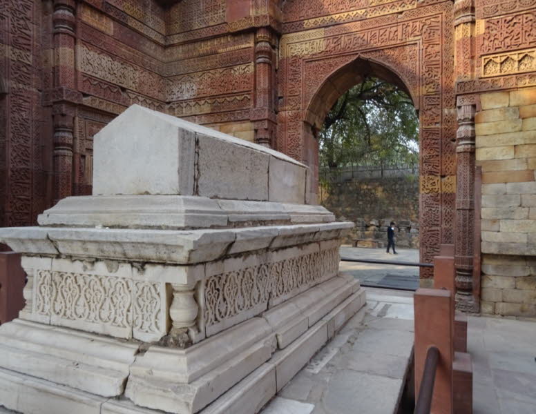 Das Bild zeigt das Grabmal von Iltutmish (Shams ad-Din Iltutmish), das sich im Qutb-Komplex in Neu-Delhi, Indien, befindet. Iltutmish war der dritte und bedeutendste Sultan des Sultanats von Delhi aus der sogenannten Sklavendynastie und regierte von 1211 