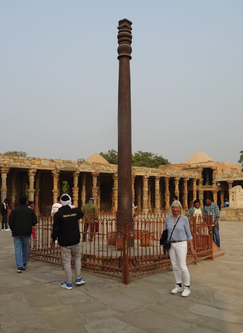Die abgebildete S�ule ist die Eiserne S�ule von Delhi (Iron Pillar) im Qutb-Komplex in Delhi, Indien. Die S�ule ist f�r ihre bemerkenswerte Korrosionsbest�ndigkeit bekannt, obwohl sie �ber 1600 Jahre alt ist. Sie ist etwa 7,3 Meter hoch, wovon ein Meter u