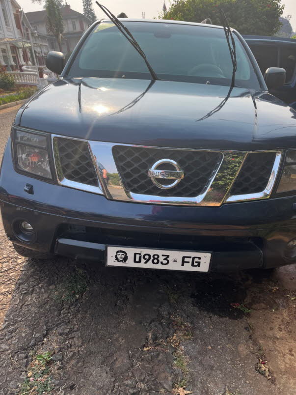 Nissan Pathfinder mit Ernesto Che Guevara Nummernschild