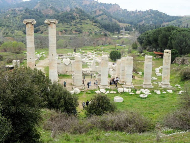 Tempel der Artemis in der antiken Stadt Sardis: Das Bild zeigt die Ruinen des Artemis-Tempels in Sardes. Dieser Tempel befindet sich in der heutigen T�rkei und war nach denen in Ephesos und Magnesia der drittgr��te Artemistempel in Kleinasien. Die archite