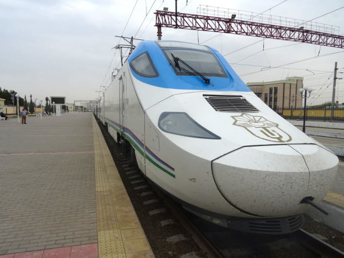 Die Entenzge der  RENFE Eisenbahn aus Spanien verkehren  zwischen Buchara und Taschkent. Zugfahrt von Taschkent nach Buchara mit dem Hochgeschwindigkeitszug Afrosiab oder Afrosiyob. Die Zugfahrt dauert 3 Std. 40 min. mit zwei Zwischenstopps in Samarkand 
