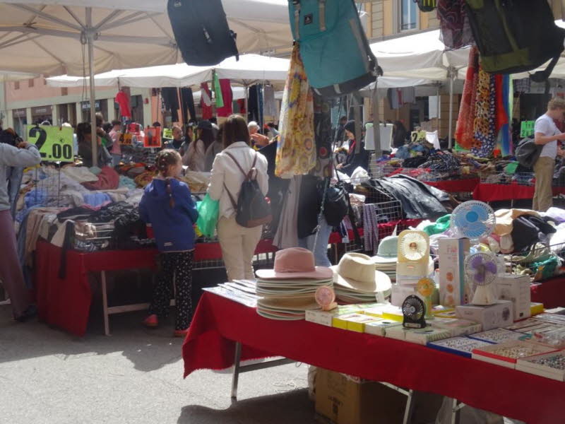 Historisch materielle Analyse der Billigmarktszene in Bologna; Kernthese: Diese Szene zeigt einen Typus von Markt, der sich aus der langen europ�ischen Tradition der tempor�ren, modularen, niedrigschwelligen Handelsarchitektur entwickelt hat � und zugleic