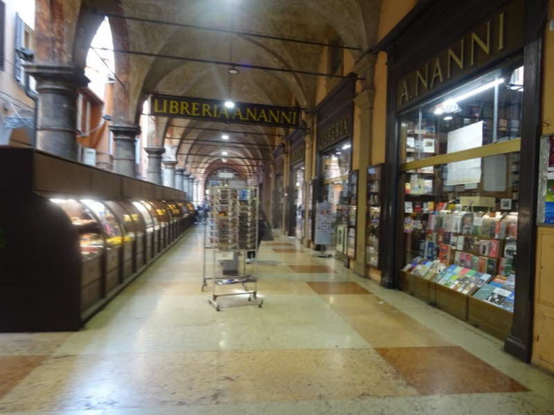 Kultursoziologische Analyse der Arkaden Szene mit der Libreria A. Nanni: Historische Tiefenstruktur: Die Arkaden Bolognas sind nicht nur Architektur, sondern ein sozialer Organismus. Sie entstanden als Erweiterung privater Wohnr�ume und wurden �ber Jahrhu