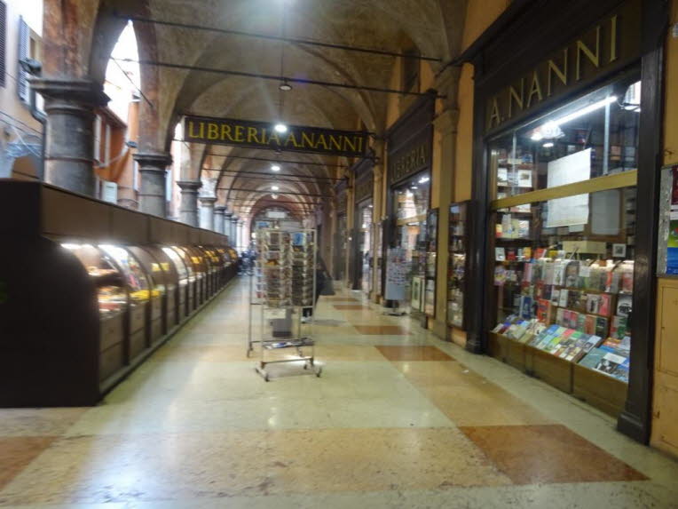 Kultursoziologische Analyse der Arkaden Szene mit der Libreria A. Nanni: Historische Tiefenstruktur: Die Arkaden Bolognas sind nicht nur Architektur, sondern ein sozialer Organismus. Sie entstanden als Erweiterung privater Wohnr�ume und wurden �ber Jahrhu