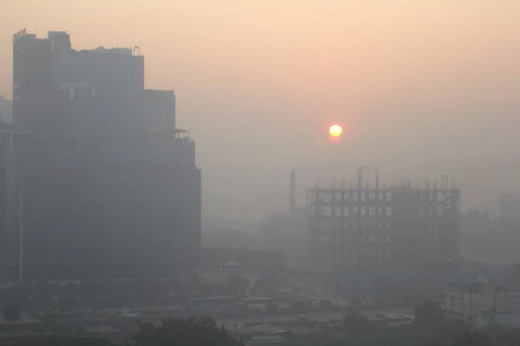 Focus 15.12.2025: In der indischen Hauptstadt Neu-Delhi ist die Luft so schmutzig wie seit Wochen nicht mehr. Dichter Smog h�llte am Montag die Metropole ein und beeintr�chtigte den Stra�en-, Bahn- und Luftverkehr. Mehr als 40 Fl�ge wurden gestrichen, Dut