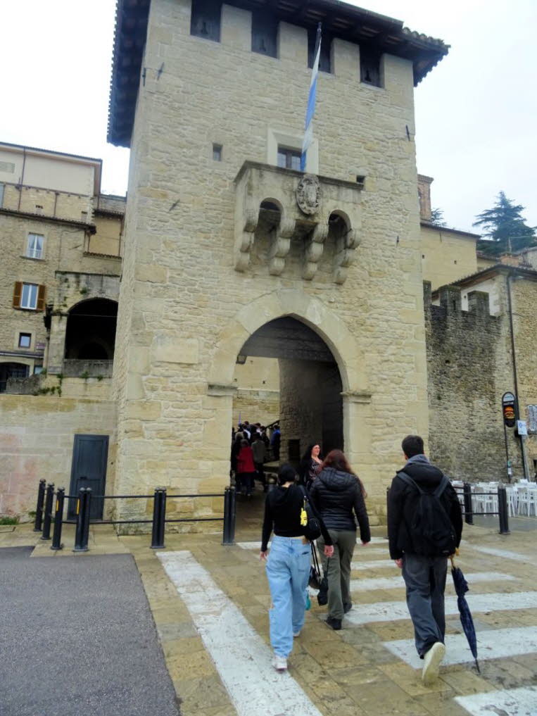 Das ist die Porta San Francesco, einer der historischen Eing�nge zur Stadt San Marino. Geschichte: Das Tor wurde urspr�nglich im Jahr 1361 erbaut und diente als Wachposten f�r die Republik San Marino. Architektur: Es ist ein mittelalterliches Steintor, da