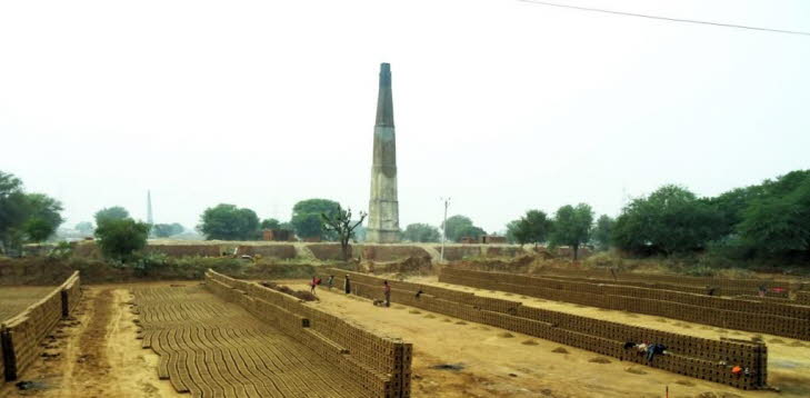 Das Bauen hat eine erhebliche Bedeutung f�r die Luftverschmutzung in Indien; es ist eine der Hauptursachen f�r Feinstaub in st�dtischen Gebieten. Der Sektor, einschlie�lich der Ziegelherstellung, tr�gt ma�geblich zur Freisetzung von Partikeln und anderen 