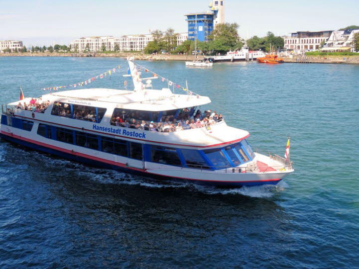 Das ist ein Ausflug  und Hafenrundfahrtschiff � konkret die �Hansestadt Rostock�, ein bekanntes Fahrgastschiff, das in Rostock f�r Hafenrundfahrten, Stadtrundfahrten und Eventfahrten eingesetzt wird. Erkennungsmerkmale: Gro�er, wei�er Fahrgastkorpus mit b
