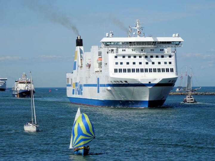 Die RoPax-F�hre �Tinker Bell� (IMO-Nummer 9217242) der deutschen Reederei TT-Line.Das Schiff ist knapp 191 Meter lang und rund 29,5 Meter breit. Es bietet Platz f�r �ber 700 Passagiere und verf�gt �ber gro�z�gige Ladekapazit�ten f�r Fracht und Fahrzeuge. 
