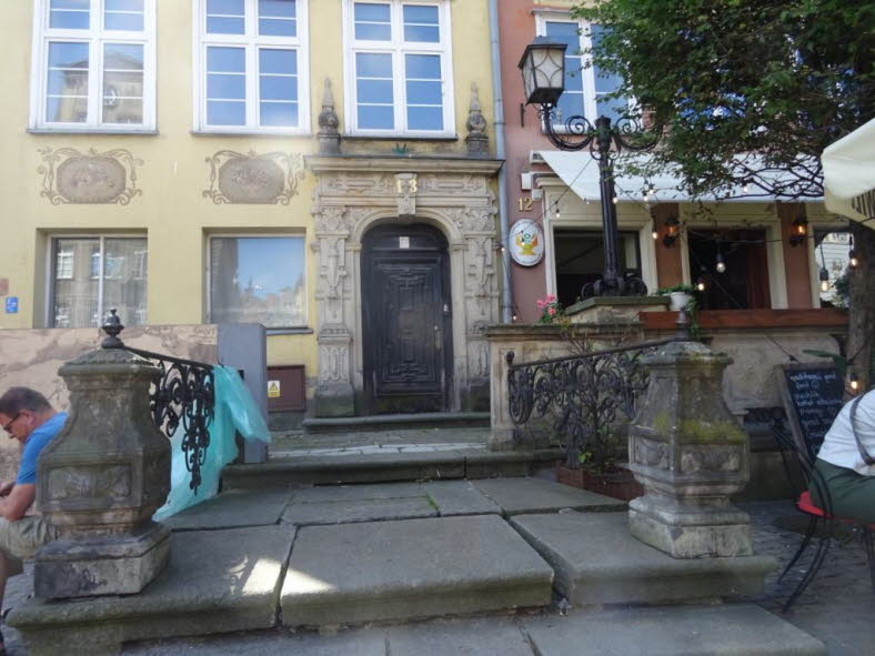 Diese Aufnahme zeigt die malerische Mariacka-Stra�e (Frauengasse) in der historischen Altstadt von Danzig. Die Stra�e ist weltbekannt f�r ihre charakteristischen H�user mit den typischen, kunstvoll verzierten Eingangsterrassen (Beischl�gen), die �ber Trep