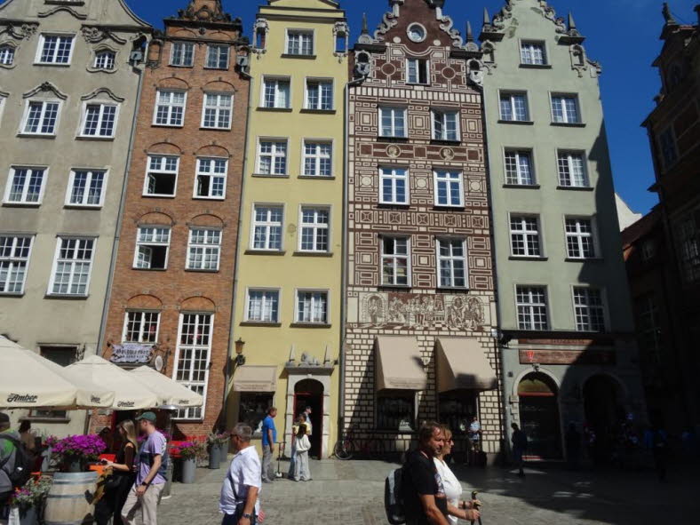Die historische H�userzeile befindet sich am Langen Markt (Dlugi Targ) im Herzen der Altstadt von Danzig (Gdansk) in Polen. Weitere Informationen zu diesem ber�hmten Ort: Architektur: Die farbenfrohen B�rgerh�user zeichnen sich durch ihre prachtvollen, ve