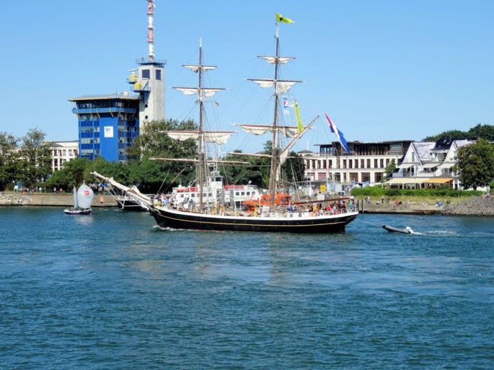  Dieses Bild zeigt den bekannten Traditionssegler Thor Heyerdahl vor der Kulisse des Lotsenhauses in Warnem�nde. Das markante zweimastige Schiff ist h�ufig auf gro�en maritimen Festen zu sehen und wird unter anderem f�r das Projekt "Klassenzimmer unter Se
