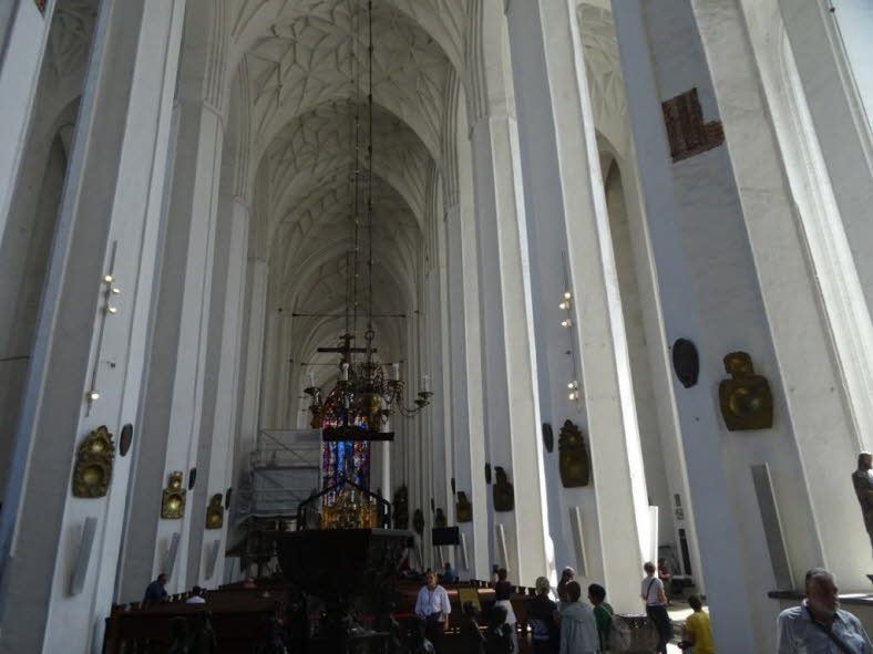 Das Bild zeigt den beeindruckenden Innenraum der Marienkirche (Bazylika Mariacka) in Danzig. Sie ist eine der gr��ten Backsteinkirchen der Welt und gilt als eine der gr��ten Hallenkirchen �berhaupt. Architektur: Der riesige Innenraum bietet Platz f�r bis 