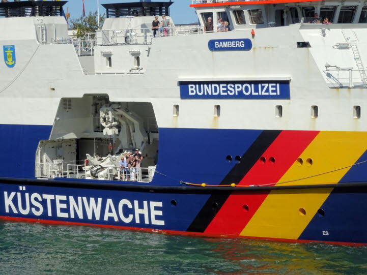 Ein K�stenwachschiff der Bundespolizei, eingesetzt f�r: Grenzschutz auf See, Schleusungen und Migrationseins�tze, Schiffs- und Hafen�berwachung, Umwelt- und Fischereischutz und Such-  und Rettungsaufgaben.