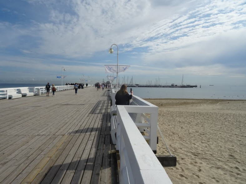 Das Bild zeigt die ber�hmte Seebr�cke (Molo) im polnischen Ostseebad Sopot. Mit �ber 500 Metern ist sie die l�ngste h�lzerne Seebr�cke in Europa und erstreckt sich weit in die Danziger Bucht. 