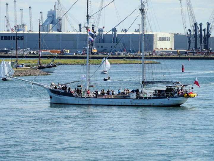 Das Schiff auf dem Foto ist ein traditioneller Zweimaster, sehr wahrscheinlich ein Schoner oder Gaffelschoner. Die Merkmale sind ziemlich eindeutig: zwei hohe Masten, beide mit Schratsegeln (keine Rahsegel: kein Gro�segler / keine Bark). Gaffel- und Stags