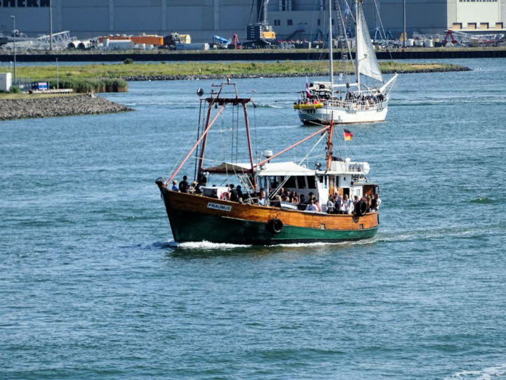 Bei dem Schiff  handelt es sich um die Praunus, einen ehemaligen Fischereiforschungskutter, der heute als Traditionsschiff f�r Ausfahrten genutzt wird. 