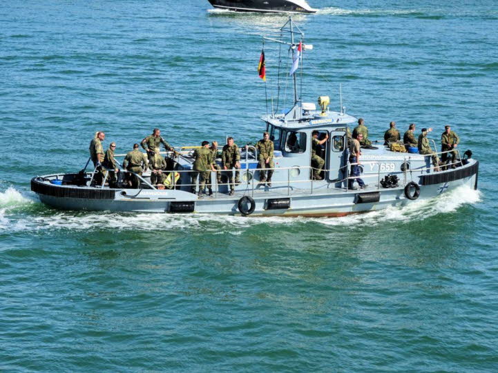 Das ist das Schleppboot �Warnow� (Kennung Y 1659) der Deutschen Marine, das hier mit Soldatinnen und Soldaten der Bundeswehr besetzt ist. Es geh�rt zur Warnow-Klasse (Klasse 660), die urspr�nglich f�r die Volksmarine gebaut wurde.