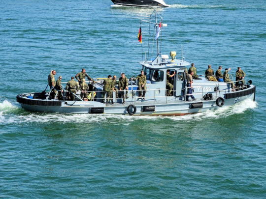 Das ist das Schleppboot �Warnow� (Kennung Y 1659) der Deutschen Marine, das hier mit Soldatinnen und Soldaten der Bundeswehr besetzt ist. Es geh�rt zur Warnow-Klasse (Klasse 660), die urspr�nglich f�r die Volksmarine gebaut wurde.