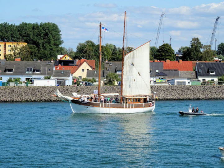 Das Schiff ist der Gaffelschoner �Vorpommern�. Das klassische Holzschiff wurde im Jahr 1950 in Stralsund erbaut und ist heute als Traditionssegler auf der Ostsee unterwegs.