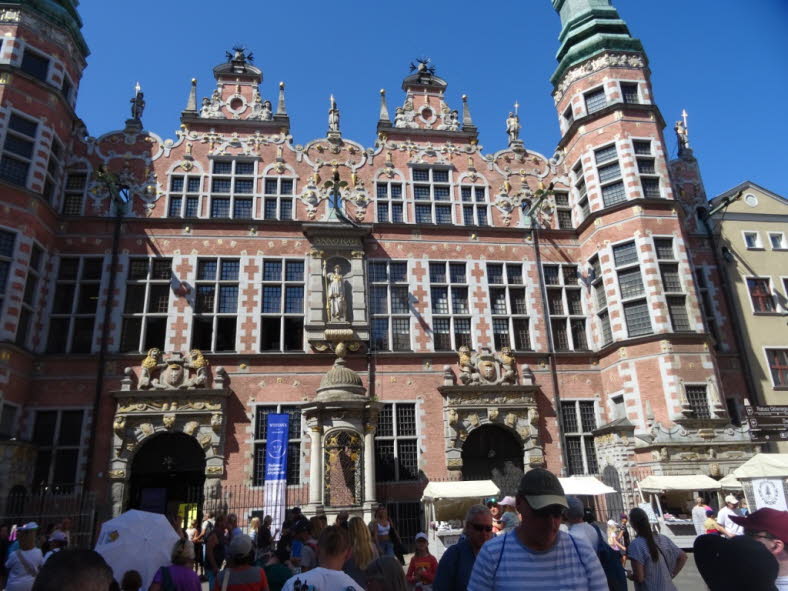 Das Bild zeigt die reich verzierte Ostfassade des Gro�en Zeughauses (Wielka Zbrojownia) in Danzig, Polen. Es ist eines der sch�nsten Bauwerke der Stadt. Geschichte und Architektur: Das Geb�ude wurde zwischen 1600 und 1609 erbaut und gilt als eines der wic