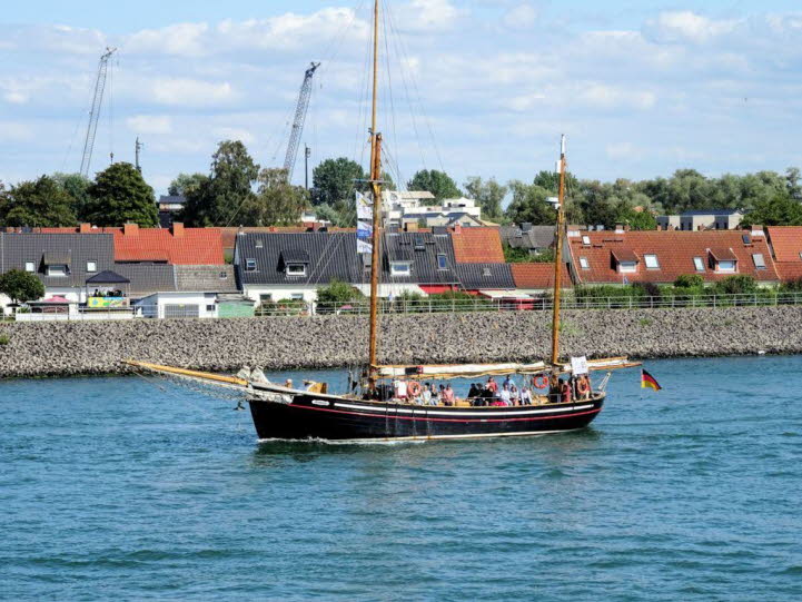 Bei dem Schiff auf dem Bild handelt es sich um die "Hansine", einen historischen d�nischen Haikutter aus dem Jahr 1898. Der Traditionssegler, der heute als Museumsschiff und f�r Ausflugsfahrten genutzt wird, ist an seinem tiefschwarzen Rumpf und den zwei 