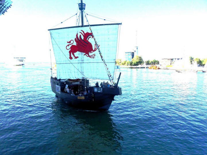 Das Schiff auf deinem Foto ist ein historischer Nachbau eines Drachen  oder Wikingerschiffs. Die Merkmale sind sehr eindeutig und passen nicht zu klassischen Seglern wie Schoner, Bark oder Windjammer. Erkennungsmerkmale: Ein einziges gro�es Rahsegel mit e