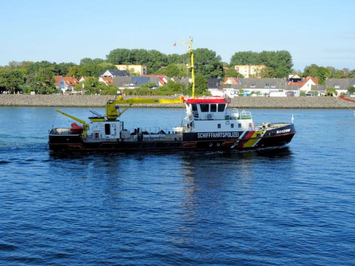 Bei dem Schiff handelt es sich um das deutsche Seezeichenschiff und den Tonnenleger �Ranzow�.