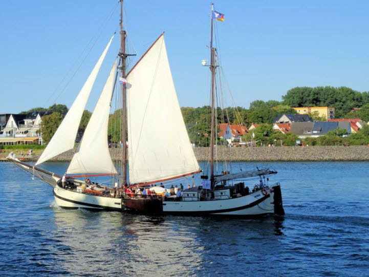 Das Schiff ist die historische Kufftjalk Engelina (gelegentlich auch als Jan Huygen bezeichnet). Dieser Traditionssegler ist ein Plattbodenschiff mit auff�lligen wei�en Segeln, das im Jahr 1908 in den Niederlanden gebaut wurde.