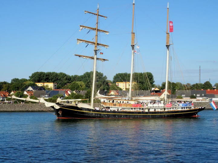 Das Schiff auf dem Foto ist ein historischer Segelschiff Nachbau, sehr wahrscheinlich ein Einmaster in Koggen  oder Holk Tradition � also ein Typ, wie er im Mittelalter f�r Handel und K�stenschifffahrt genutzt wurde. Erkennungsmerkmale: Ein einzelner Mast