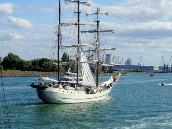 Bei dem Schiff handelt es sich um die Bark �Artemis�, einen niederl�ndischen Gro�segler, der als dreimastige Bark getakelt ist.