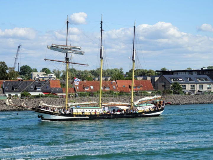 Das Schiff ist die Swaensborgh, ein 1907 gebauter Dreimast-Marssegelschoner unter niederl�ndischer Flagge.
