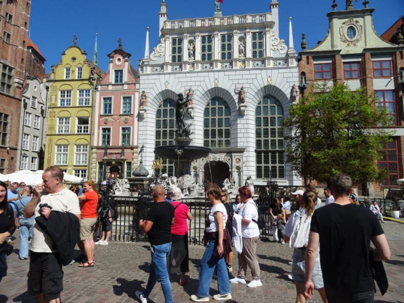 Das Bild zeigt den Langen Markt (Dlugi Targ) in der historischen Altstadt von Danzig (Gdansk), einem der beliebtesten Reiseziele in Polen. Im Zentrum sind der ber�hmte Neptunbrunnen und der pr�chtige Artushof (Dw�r Artusa) zu sehen. Wichtige Details im �b