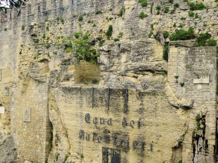 Das Bild zeigt die Cava dei Balestrieri in San Marino. Es handelt sich um einen ehemaligen Steinbruch, der in den Felsen des Monte Titano gehauen wurde. Die St�tte dient heute als Freilufttheater und Trainingsgel�nde f�r traditionelle Armbrustsch�tzen.Sie