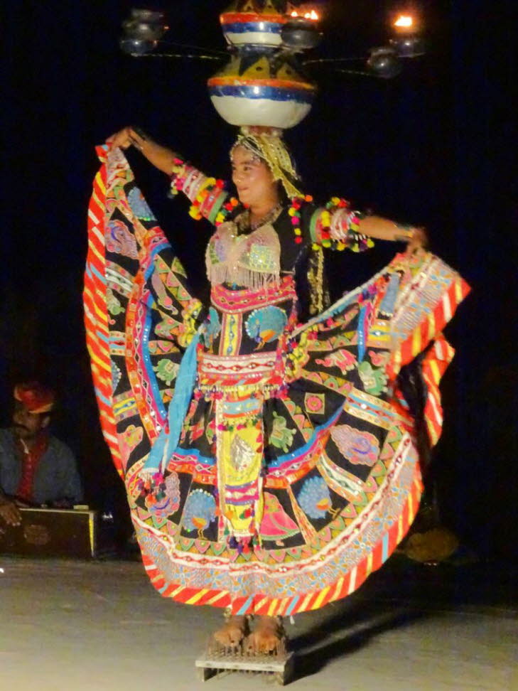 Die Abbildung zeigt eine Darbietung des Kalbelia-Tanzes aus Rajasthan, Indien. Der Kalbelia-Tanz ist ein traditioneller Volkstanz, der auch als �Sapera-Tanz� oder �Schlangenbeschw�rer-Tanz� bekannt ist, da er von der gleichnamigen nomadischen Kalbelia-Gem