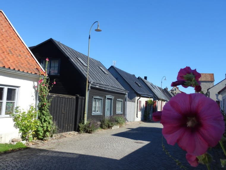 Die engen, gepflasterten Gassen sind ges�umt von kleinen Holzh�usern, Stockrosen und alten Kirchenruinen.